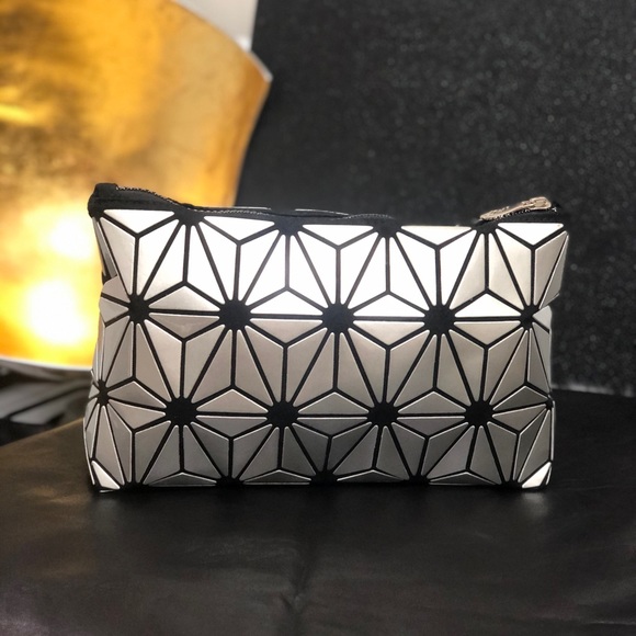 🆕IM❤️Trending Silver Metallic Cosmetic Bag Clutch - Picture 2 of 8